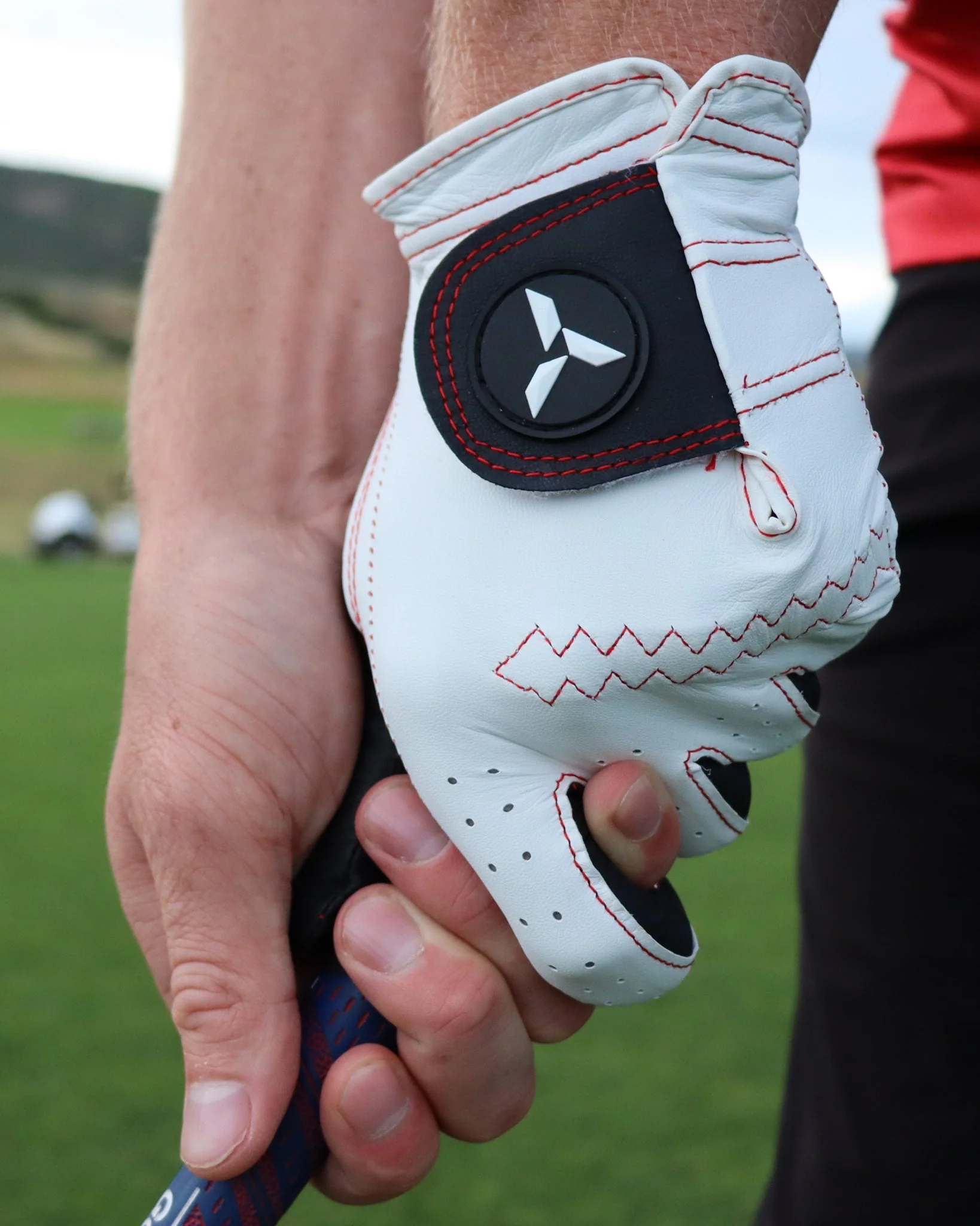 Classic White Golf Glove - Image 3